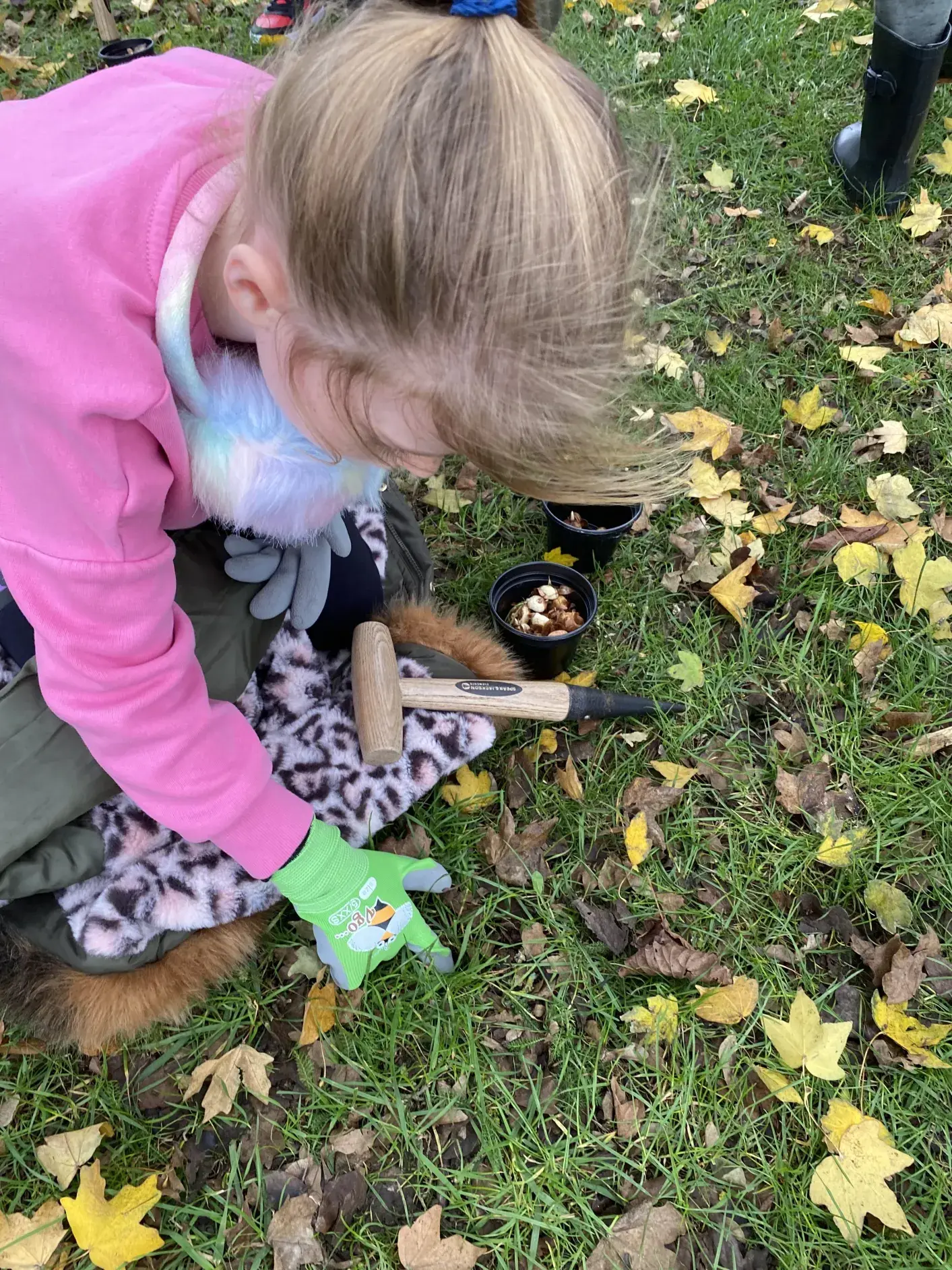 Children Bulb Planting 02