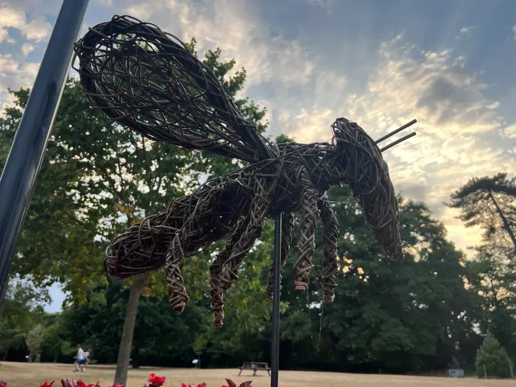 Oaklands bee sculpture 3