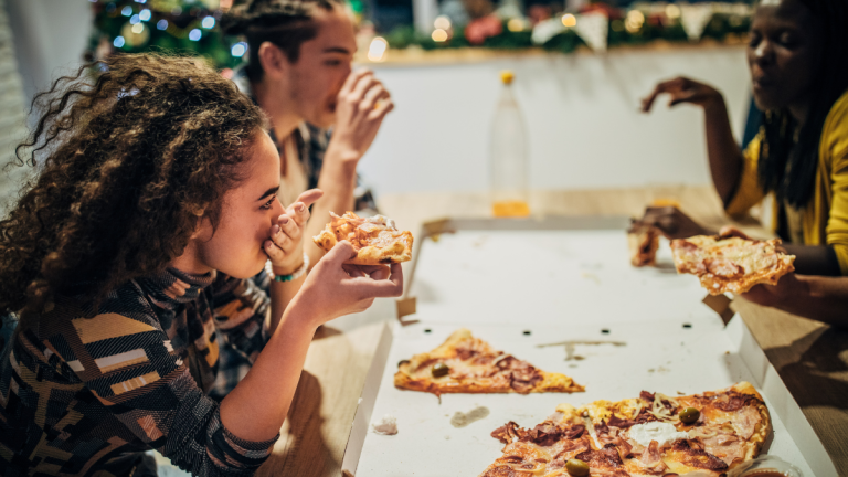 3 people eating pizza