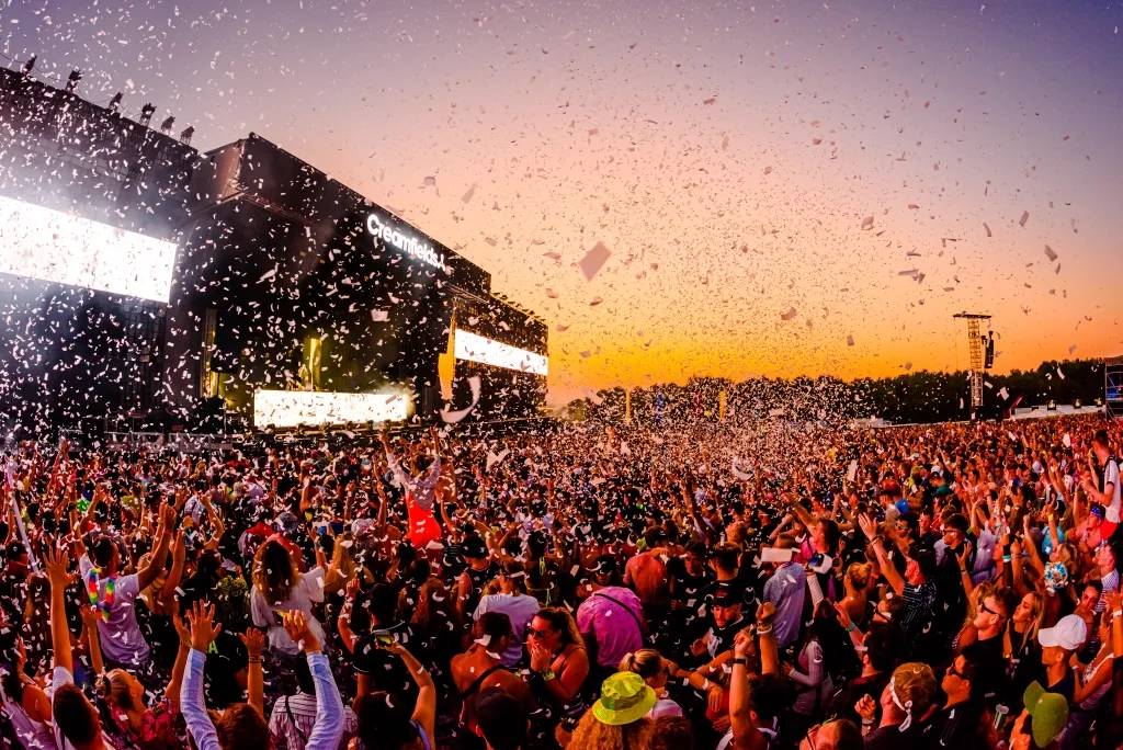 Festivalgoers Look Up At Ticker Tape In The Sky At Creamfields Festival Copyright Anthony Mooney