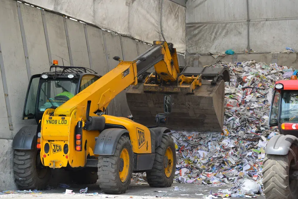 Machinery lifting rubbish